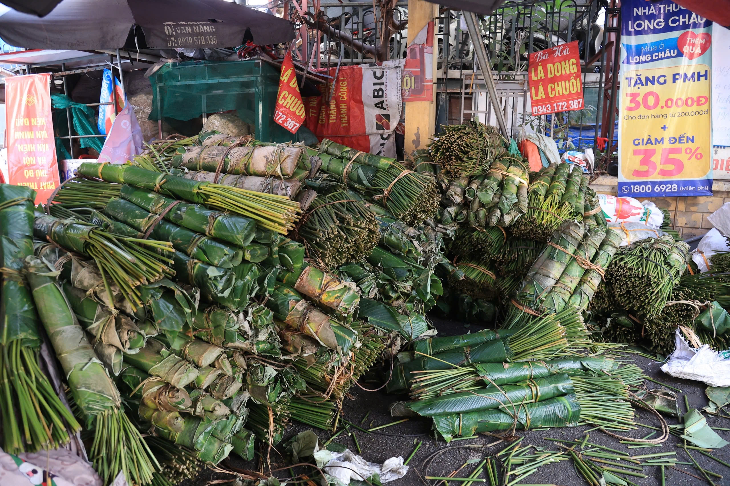 Chợ lá dong lâu đời nhất Thủ đô nhộn nhịp ngày cận Tết