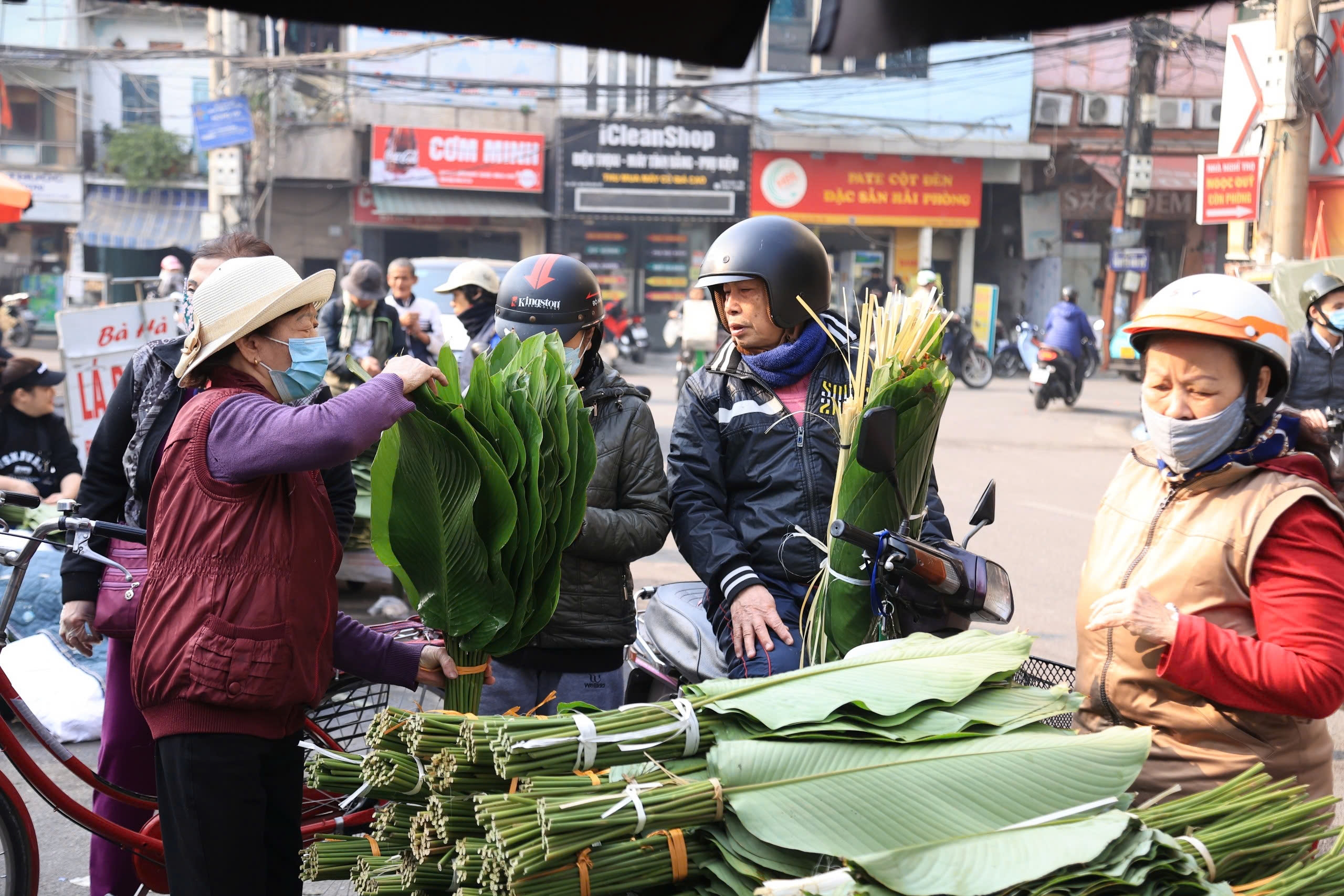 Chợ lá dong lâu đời nhất Thủ đô nhộn nhịp ngày cận Tết