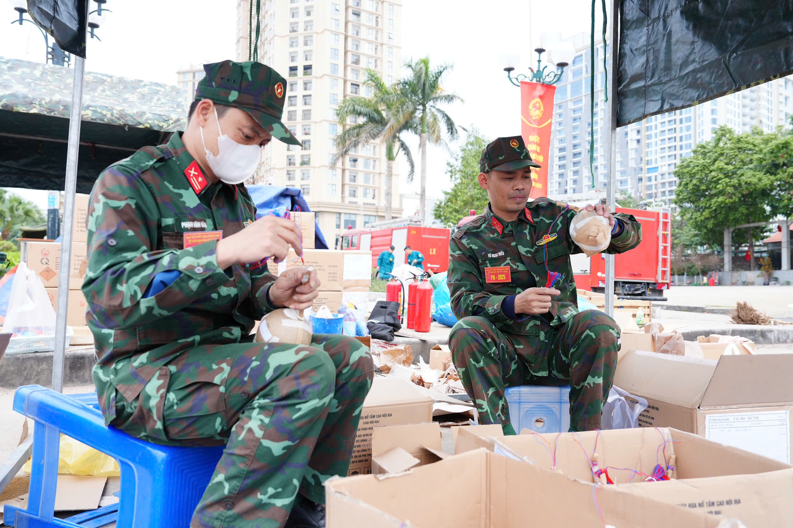 Trận địa pháo hoa Hồ Tây trước giờ G