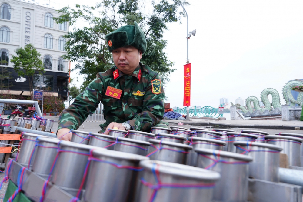 Trận địa pháo hoa Hồ Tây trước giờ G