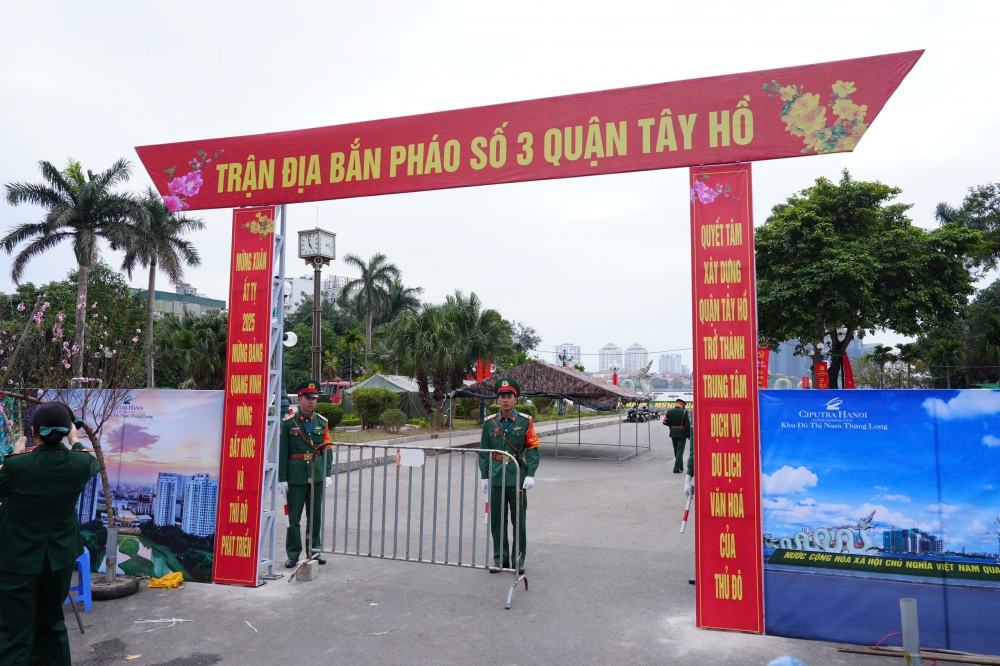 Trận địa pháo hoa Hồ Tây trước giờ G