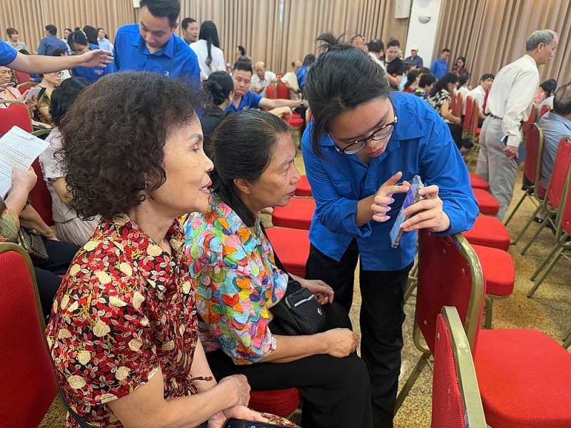 Sau 1 năm gõ từng nhà, đưa dịch vụ công lên điện thoại