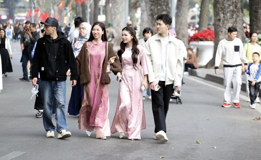 Nhiều bạn trẻ chọn phố đi bộ Hồ Hoàn Kiếm làm điểm hẹn