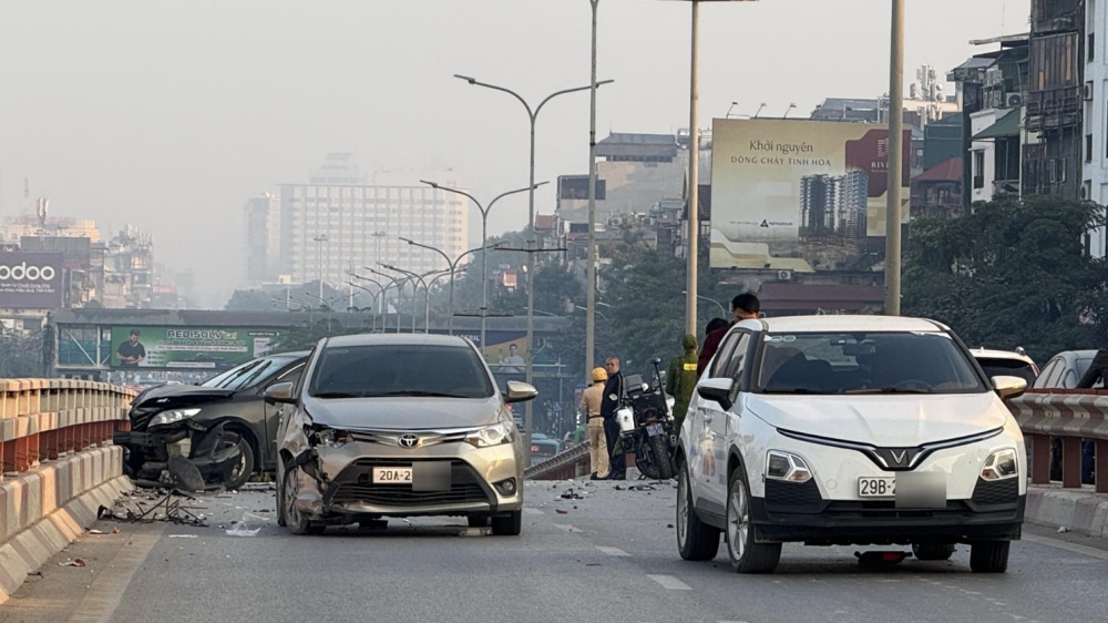 Nữ tài xế gây tai nạn liên hoàn, 1 người tử vong, cầu vượt Vọng ùn tắc