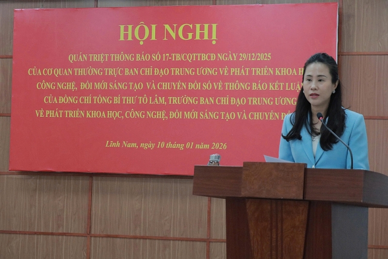 đồng chí Đặng Thị Thanh Bình - Phó Bí thư Thường trực Đảng ủy phường - trực tiếp quán triệt các nội dung