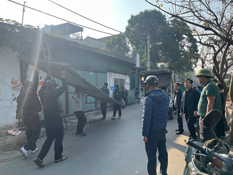 Đông đảo lực lượng ra quân dẹp chợ cóc