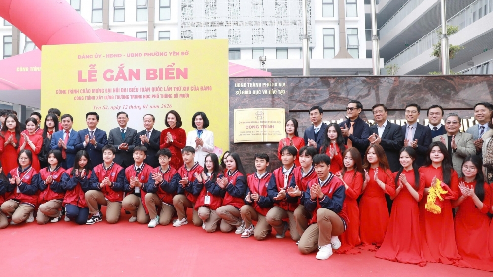 Phường Yên Sở gắn biển Trường THPT Đỗ Mười chào mừng Đại hội Đảng