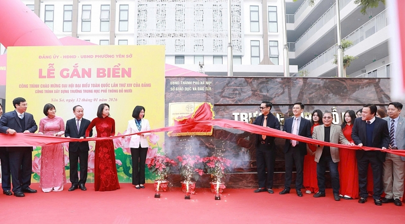 Các đại biểu thực hiện nghi thức gắn biển