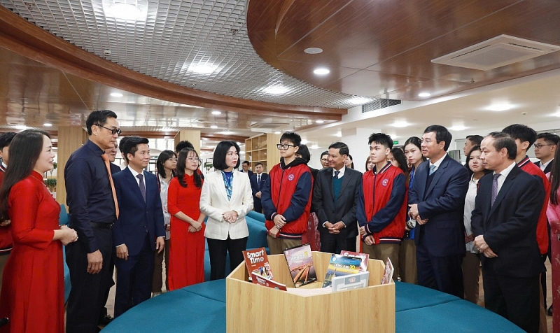 Các đại biểu tham quan công trình 