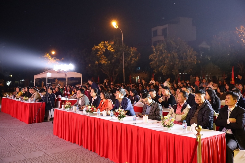 Đại biểu và đông đảo người dân tham dự chương trình