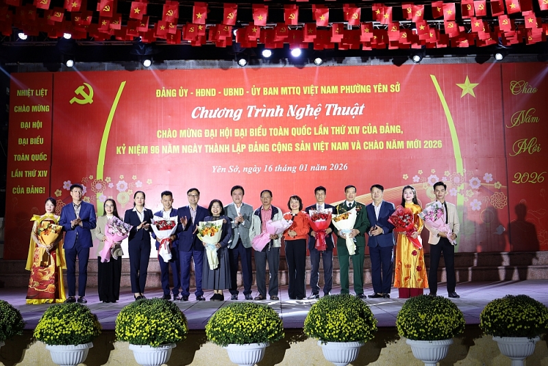 Lãnh đạo phường tặng hoa cho đại diện các đội tham gia chương trình nghệ thuật