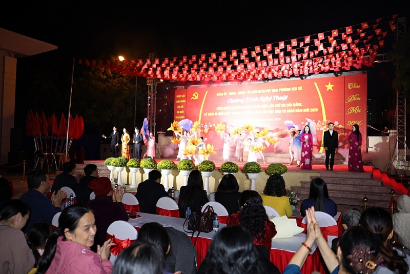 Các tiết mục ca múa đều công phu và có đông đảo ca sĩ, diễn viên quần chúng