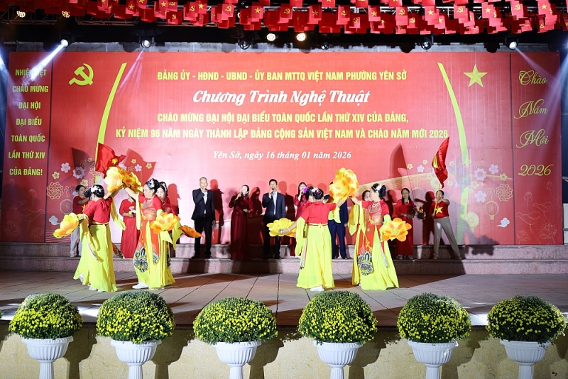 Mọi lứa tuổi đều nhiệt tình tham gia vào đêm diễn