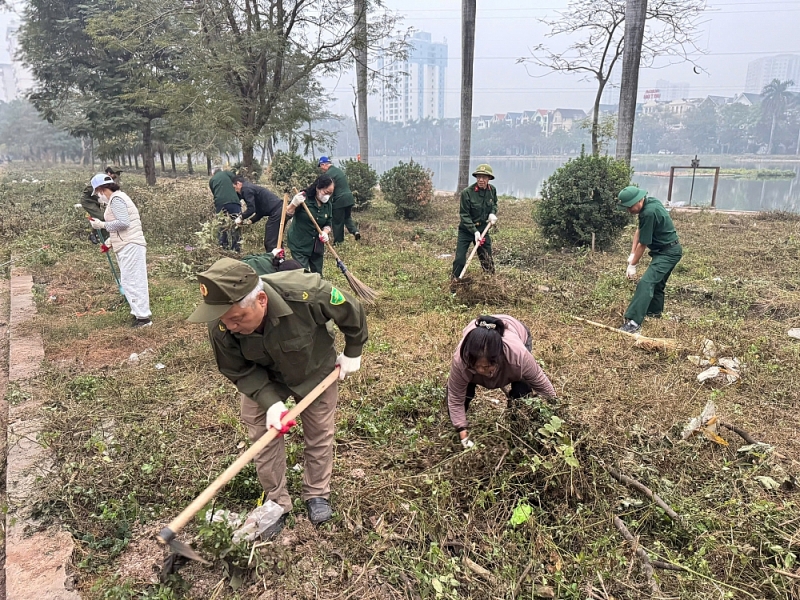 Người dân cũng tích cực tham gia cùng lực lượng chức năng