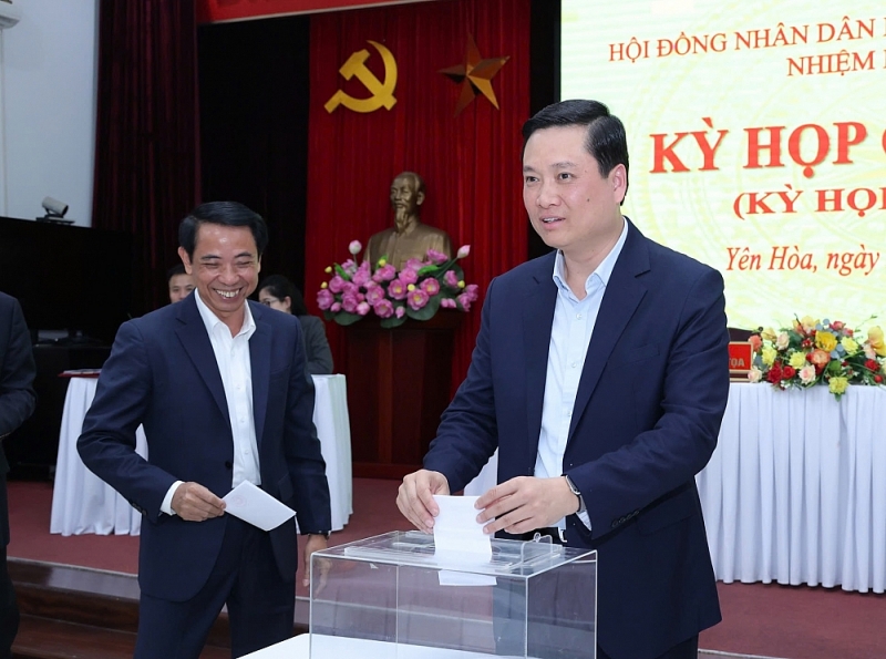 Các đại biểu HĐND phường thực hiện quy trình bỏ phiếu kiện toàn cán bộ chủ chốt