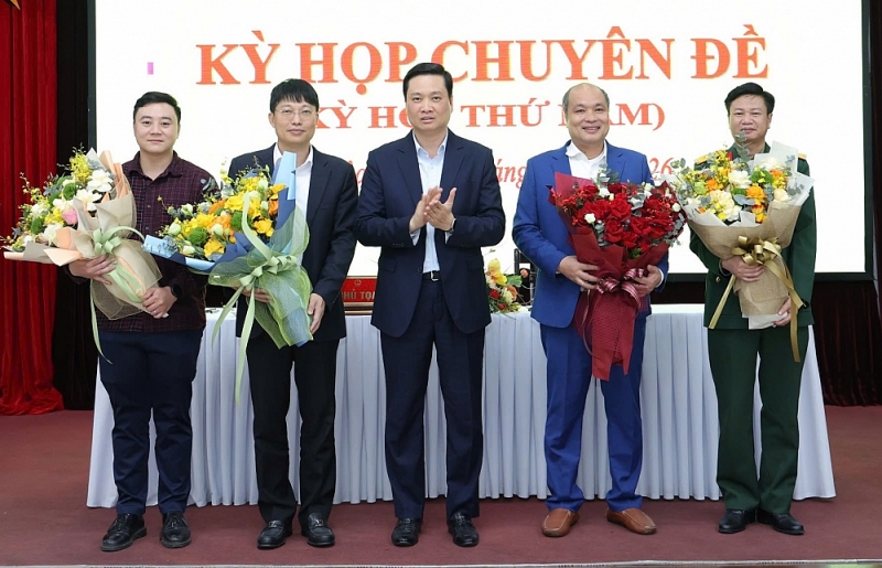 Tặng hoa các cán bộ chủ chốt được kiện toàn trong kỳ họp