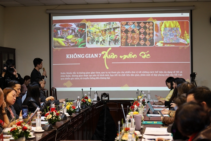 Đại diện Ban Tổ chức thông tin về chương trình Đại diện Ban Tổ chức thông tin về chương trình