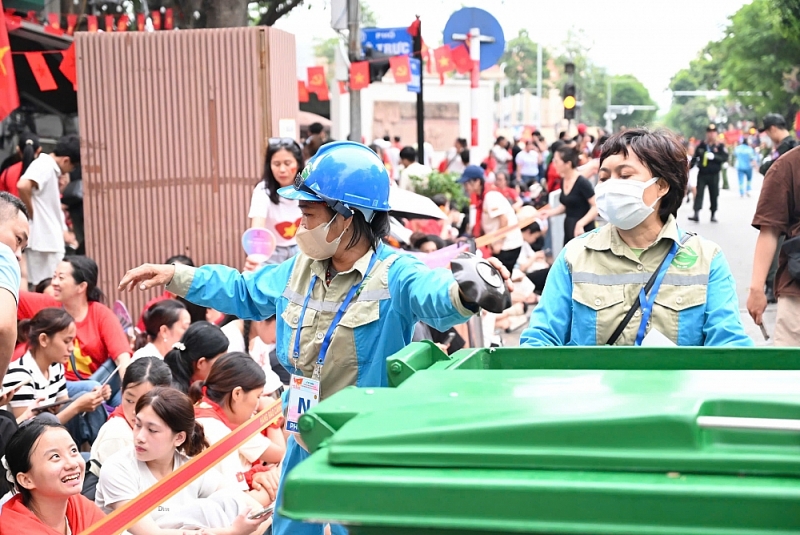 Công nhân URENCO nỗ lực thu gom rác phục vụ người dân dịp A80 Công nhân URENCO nỗ lực thu gom rác phục vụ người dân dịp A80