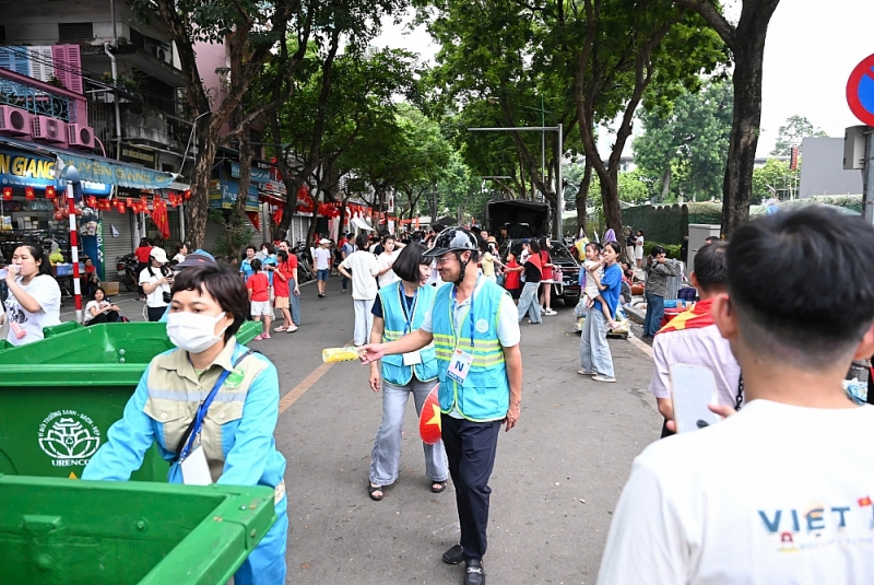 Lãnh đạo URENCO cùng công nhân trong công ty thực hiện nhiệm vụ dịp A80 Lãnh đạo URENCO cùng công nhân trong công ty thực hiện nhiệm vụ dịp A80