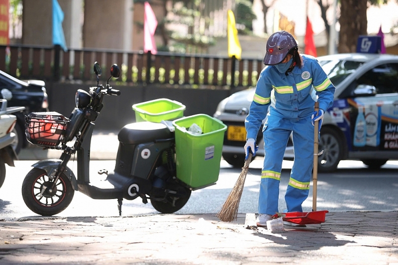 Công nhân URENCO chi nhánh số 1 (Hoàn Kiếm) thu gom rác bằng xe điện - giải pháp mới phù hợp với khu vực phố cổ. Công nhân URENCO chi nhánh số 1 (Hoàn Kiếm) thu gom rác bằng xe điện - giải pháp mới phù hợp với khu vực phố cổ.