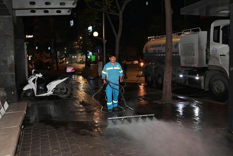 Công nhân môi trường rửa đường trong đêm để đảm bảo công tác vệ sinh Công nhân môi trường rửa đường trong đêm để đảm bảo công tác vệ sinh