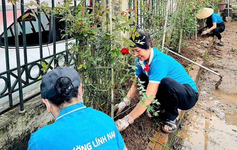 3.	Người dân trồng hoa trang trí nhà hội họp