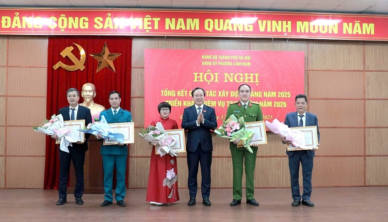 6.	Bí thư Đảng uỷ phường Đỗ Thanh Tùng khen thưởng các tổ chức Đảng hoàn thành xuất sắc nhiệm vụ