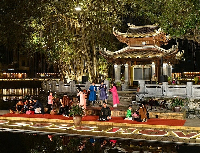 Không gian biểu diễn tại Hồ Văn - Di tích Văn Miếu - Quốc Tử Giám hấp dẫn du khách dịp Tết dương lịch 2026 - Ảnh VGP
