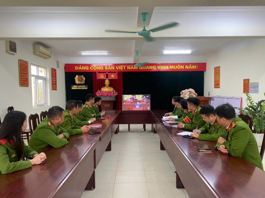 Cán bộ Công an phường Lĩnh Nam xem Đại hội qua chương trình trực tiếp