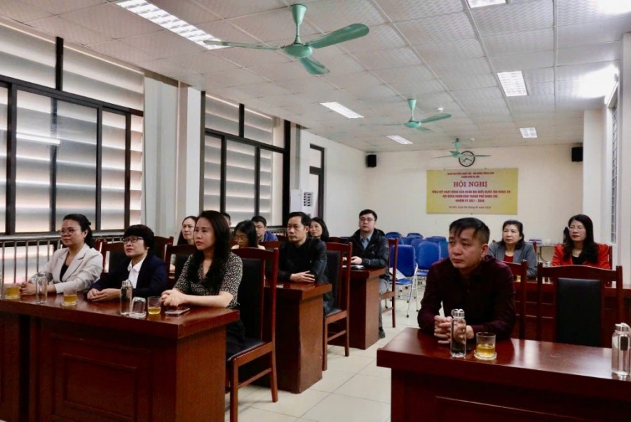 Cán bộ, lãnh đạo phường theo dõi phiên khai mạc Đại hội qua màn hình trực tuyến