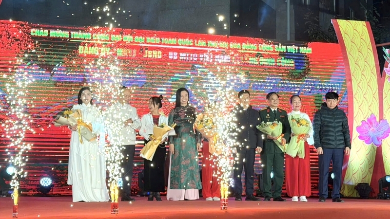 Rộn ràng "Lời ca dâng Đảng" tại chợ hoa Xuân Định Công