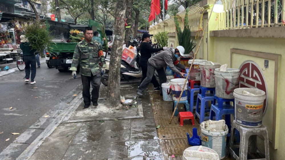 Lực lượng chức năng phường Nghĩa Đô kiểm tra, xử lý và lập biên bản các trường hợp vi phạm trật tự đô thị