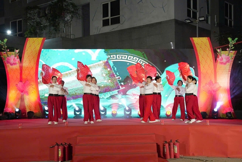 Lời ca dâng Đảng rộn ràng chợ hoa Xuân Định Công