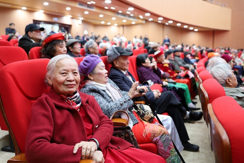 Các cụ cao niên dự chương trình Các cụ cao niên dự chương trình