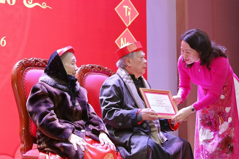 Đồng chí Nguyễn Thị Liễu - Bí thư Đảng ủy, Chủ tịch HĐND phường Cầu Giấy trao thiếp mừng thọ cho cụ ông và cụ bà 95 tuổi. Đồng chí Nguyễn Thị Liễu - Bí thư Đảng ủy, Chủ tịch HĐND phường Cầu Giấy trao thiếp mừng thọ cho cụ ông và cụ bà 95 tuổi.