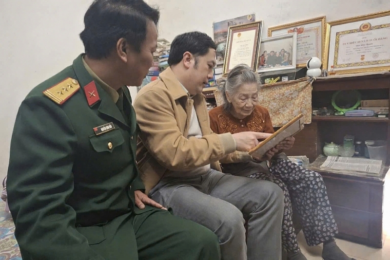 Đồng chí Ngô Ngọc Phương - Chủ tịch UBND phường Cầu Giấy đến thăm nhà Đồng chí Ngô Ngọc Phương - Chủ tịch UBND phường Cầu Giấy đến thăm nhà