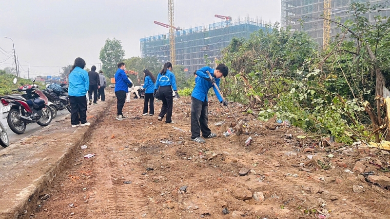Lĩnh Nam ra quân làm sạch đất công, “điểm nghẽn” môi trường chuyển biến rõ Lĩnh Nam ra quân làm sạch đất công, “điểm nghẽn” môi trường chuyển biến rõ