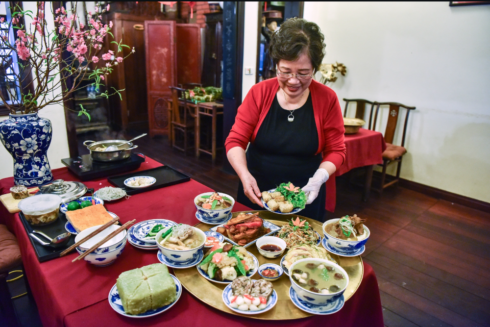 Nghệ nhân ẩm thực Phạm Thị Ánh Tuyết tái hiện mâm cỗ cổ truyền của người Hà Nội