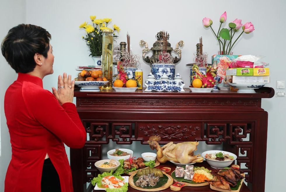 Mâm cỗ ngày Tết nhà chị Nhung không bao giờ thiếu những món ăn truyền thống của người Hà Nội xưa như nem rán, canh bóng thả, xôi vò, chim bồ câu quay… Ảnh: Bình MV