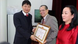 phuong yen hoa trao tang huy hieu dang cho dang vien nhan dip 32