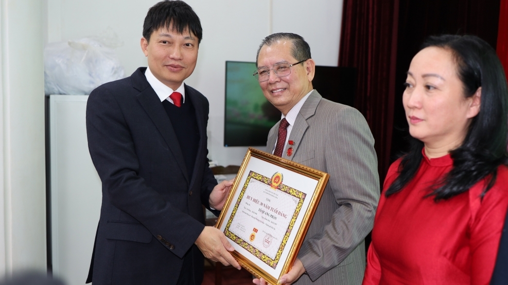 Phường Yên Hòa: Trao tặng Huy hiệu Đảng cho đảng viên nhân dịp 3/2