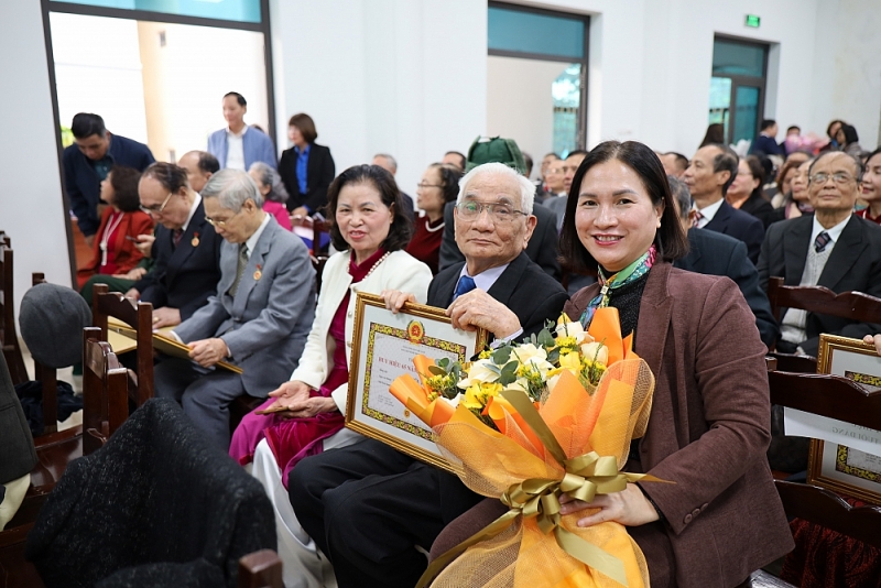 Yên Hòa trao Huy hiệu Đảng cho 149 đảng viên dịp 3/2 Yên Hòa trao Huy hiệu Đảng cho 149 đảng viên dịp 3/2