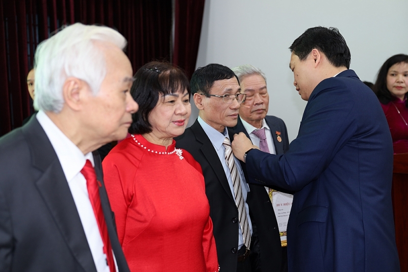 Yên Hòa trao Huy hiệu Đảng cho 149 đảng viên dịp 3/2 Yên Hòa trao Huy hiệu Đảng cho 149 đảng viên dịp 3/2