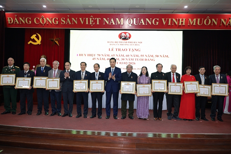 Yên Hòa trao Huy hiệu Đảng cho 149 đảng viên dịp 3/2 Yên Hòa trao Huy hiệu Đảng cho 149 đảng viên dịp 3/2