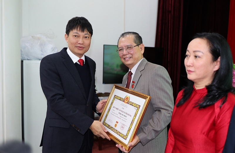 Yên Hòa trao Huy hiệu Đảng cho 149 đảng viên dịp 3/2 Yên Hòa trao Huy hiệu Đảng cho 149 đảng viên dịp 3/2