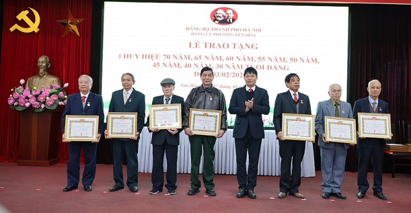 Yên Hòa trao Huy hiệu Đảng cho 149 đảng viên dịp 3/2 Yên Hòa trao Huy hiệu Đảng cho 149 đảng viên dịp 3/2