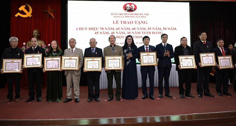 Yên Hòa trao Huy hiệu Đảng cho 149 đảng viên dịp 3/2 Yên Hòa trao Huy hiệu Đảng cho 149 đảng viên dịp 3/2