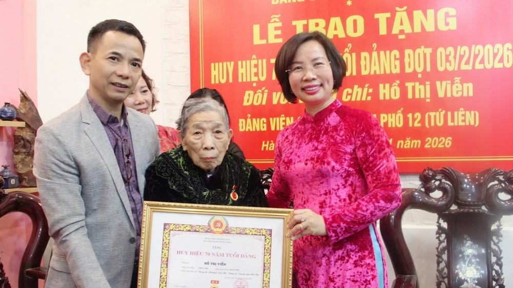 Đồng chí Bùi Huyền Mai trao tặng Huy hiệu Đảng tại Tây Hồ