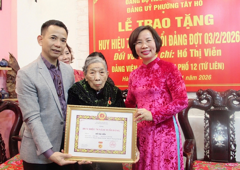 Đồng chí Bùi Huyền Mai trao tặng Huy hiệu Đảng tại Tây Hồ