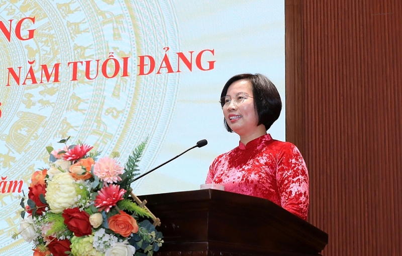 Đồng chí Bùi Huyền Mai trao tặng Huy hiệu Đảng tại Tây Hồ